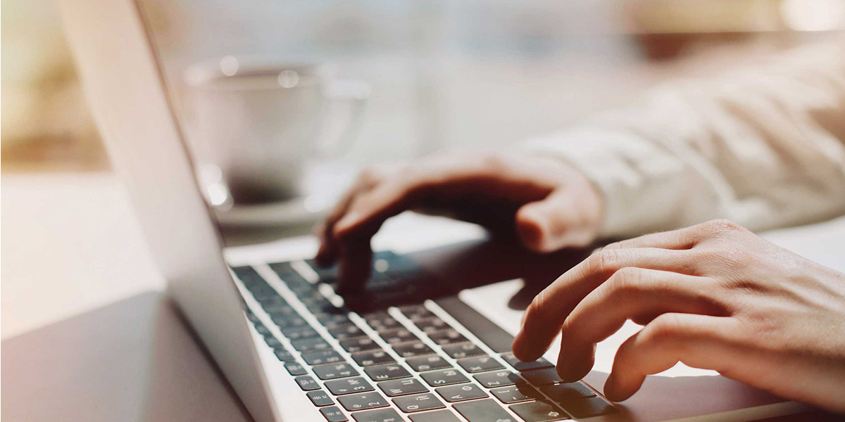 Schreiben von Werbetexten auf dem Laptop