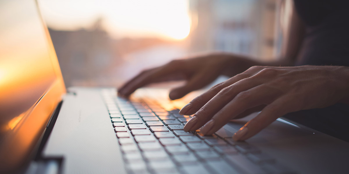 Frau schreibt eine Headline auf dem Laptop