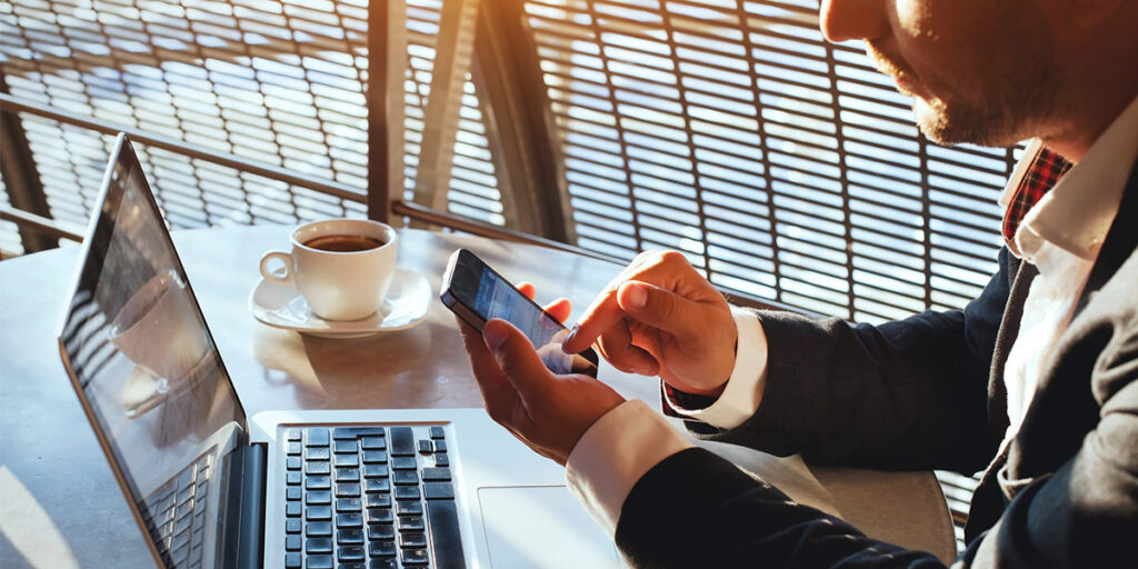 business-mann-internet-smartphone