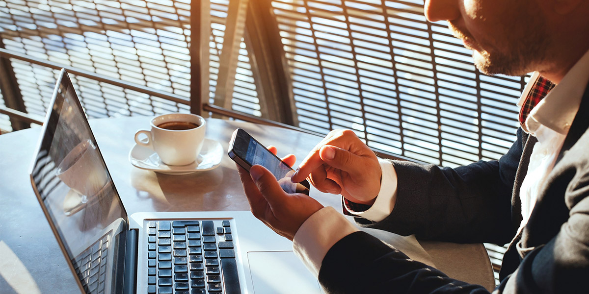 business-mann-internet-smartphone