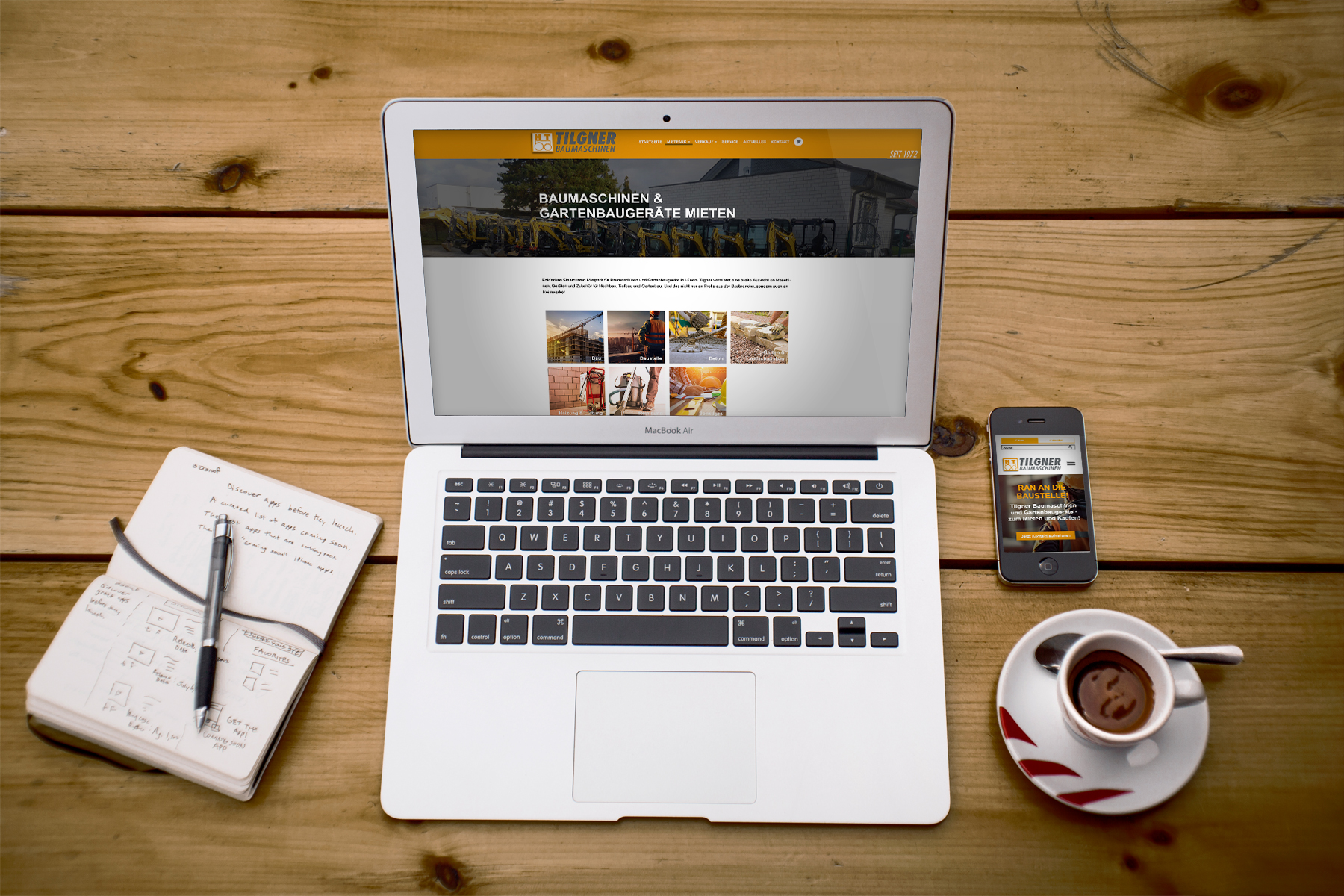 MacBook auf Holztisch mit Smatphone und Kaffeetasse