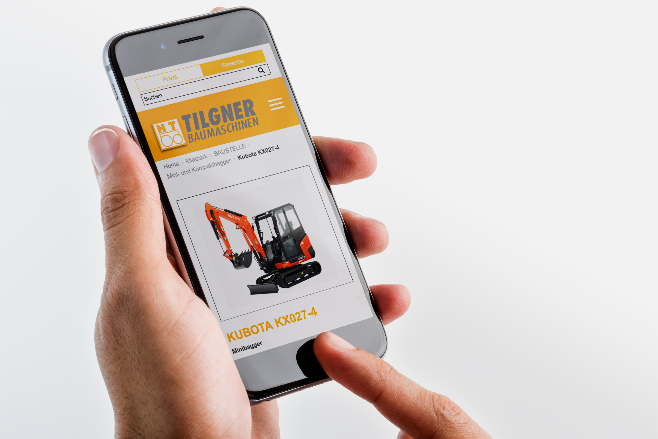 Mann hält Smartphone